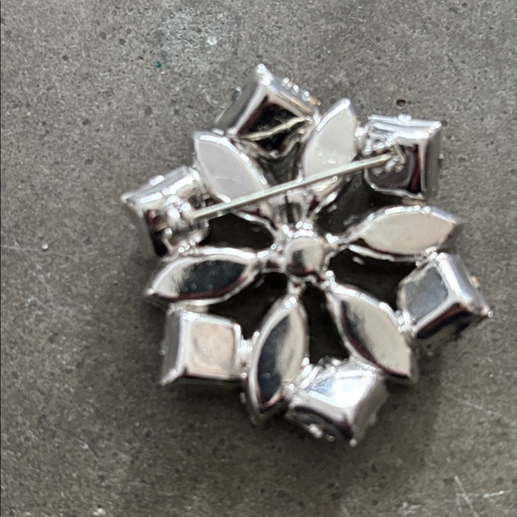 Vintage Crystal Brooch - Picture 2 of 11